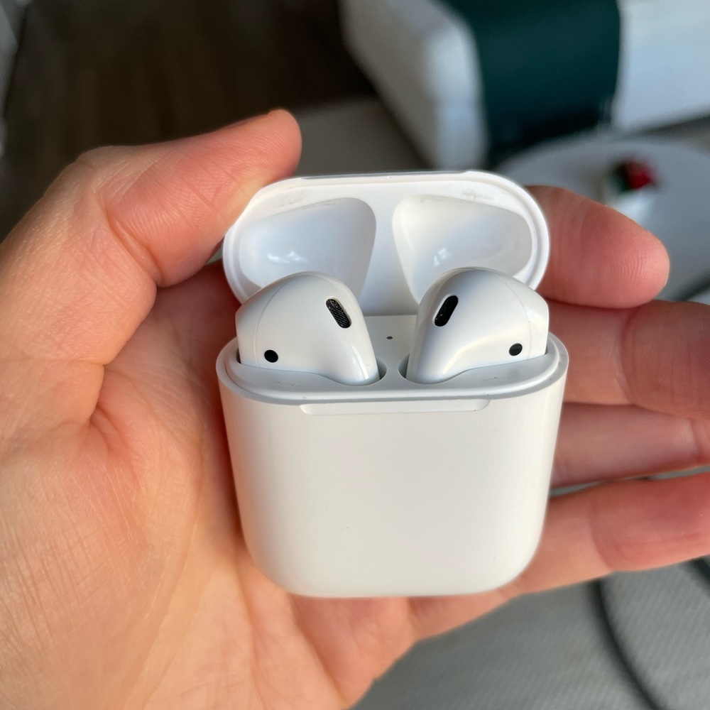 Apple AirPods 1st Generation with Charging Case